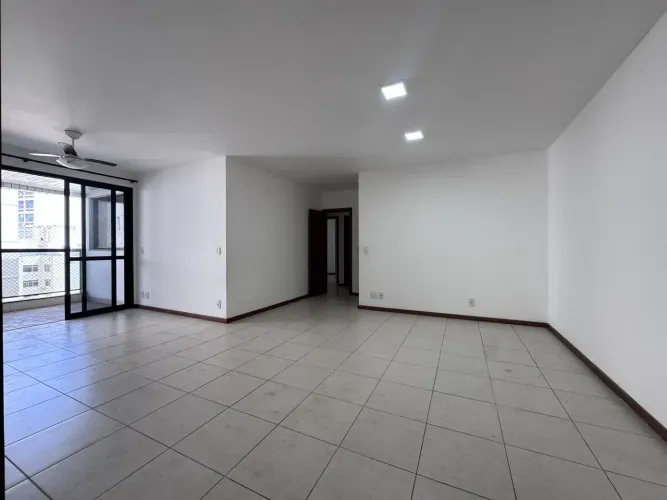 Imóvel para venda possui 200 metros quadrados com 4 quartos em Praia da Costa - Vila Velha