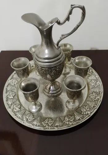 Conjunto Vintage em Metal Prateado (Bandeja, Jarra e 6 Taças)