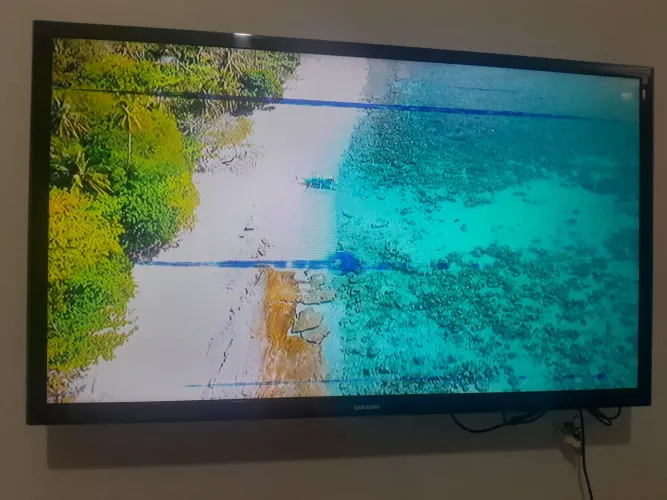 Smart tv samsung 32" Funcionando normal,  detalhes na tela conforme fotos,  com controle