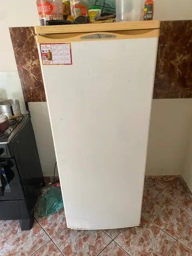 Vende se geladeira funcionando perfeitamente 