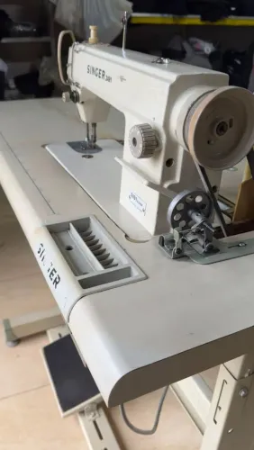 Maquina costura industrial reta singer conservada 
