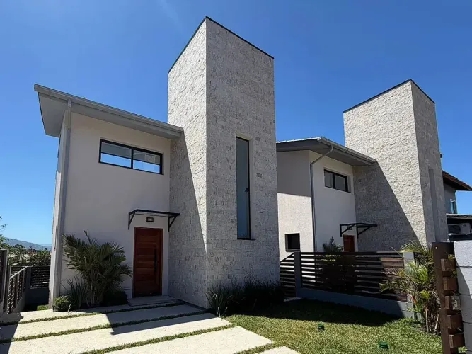 Casa na Praia do Rosa com Escritura Pública