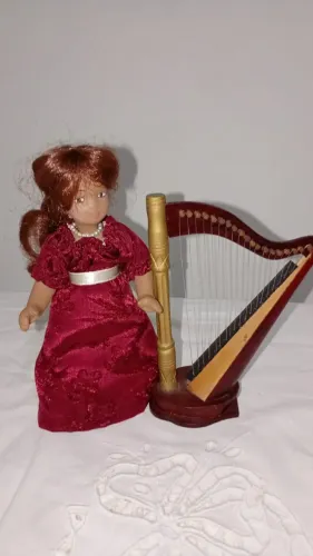Boneca de porcelana tocadora de harpa linda e muito antiga perfeito estado