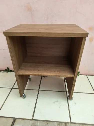 Mesa auxiliar MDF na cor Freijó com rodinhas