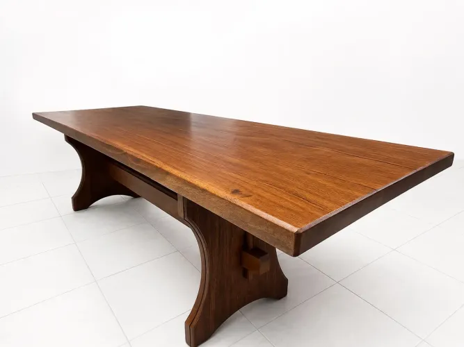 Mesa em madeira do Norte