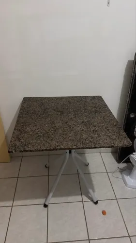 Mesa com tampo de pedra mármore