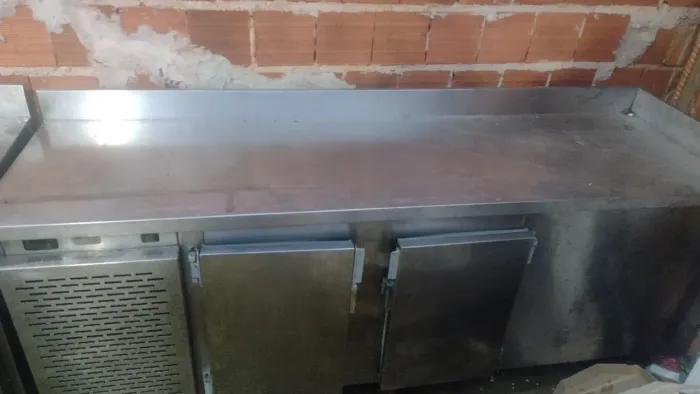 2 Balcões industrial de inox 2 e 3 portas, funcionando perfeitamente 1.000 cada " negociar