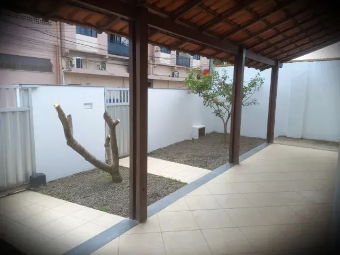 Casa, 3 quartos, Araçás, sol da manhã, quintal plano, varanda, garagem, portão eletrônico