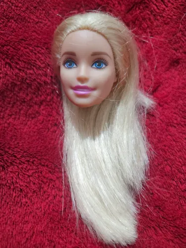 Cabeça de boneca barbie