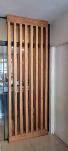 Painel Ripado Vazado em Freijó 1,10 x 2,70m | Divisória Decorativa de Alto Padrão