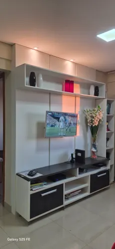 Painel de TV  com rack móvel e rodinha. 