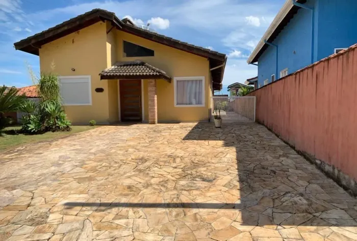 Casa Térrea 3 Dormitórios e Piscina - Condomínio Fechado - Bertioga - SP .