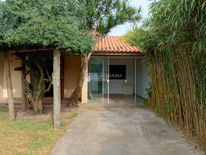 Casa 2 dormitórios com pátio no Morro das Pedras