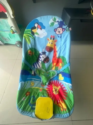 Cadeirinha de descanso vibratória e musical