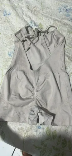 Roupas de academia e roupa normal 