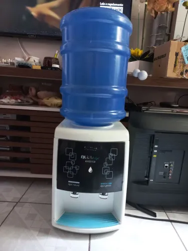 Gela água com garrafão