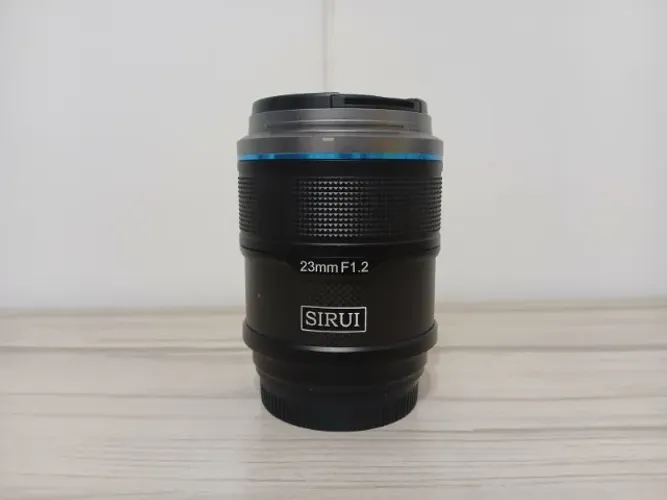 Lente sirui 23mm f1.2 sensor APSC