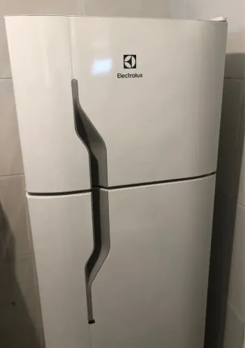 (Usada) Geladeira Electrolux Cycle Defrost 260L Super Freezer Duplex Branca