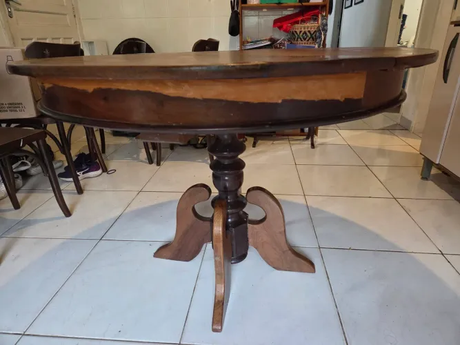 Mesa redonda de madeira