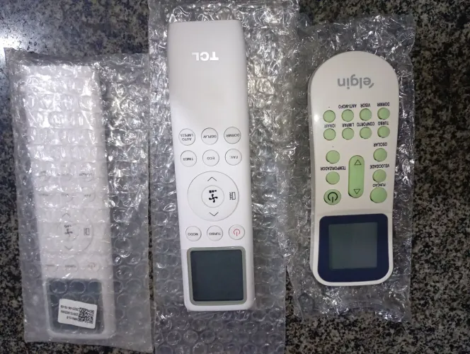 Vencido controle de ar condicionado marca Elgin TSL e uma placa universal