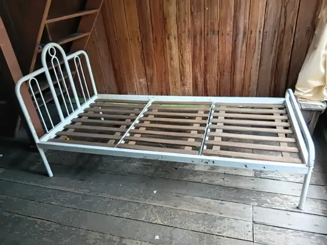 Cama de ferro (armação em ferro) - Solteiro.