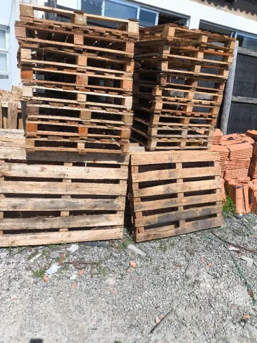 Vende se paletes de madeira