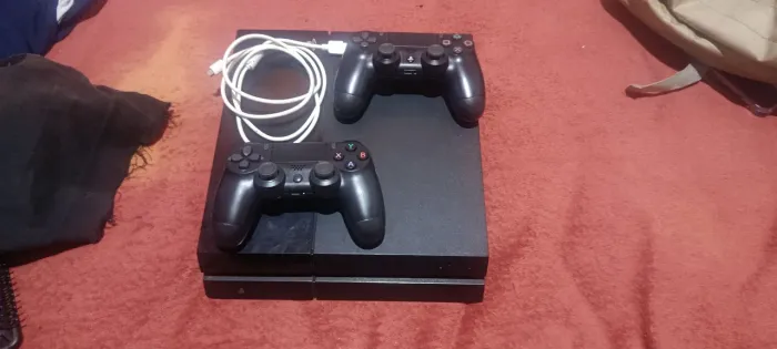 vendo um PS4 desbloqueado vários jogos HD de 500 2 controles