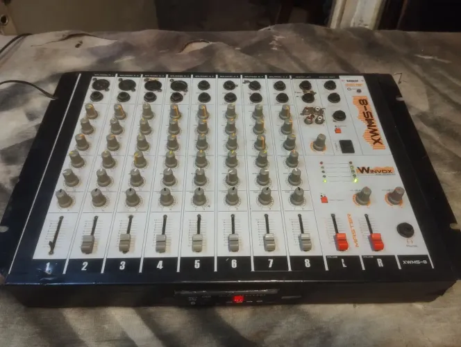 Mixer de som 8 canais e com bluetooth rádio FM e pendrive 