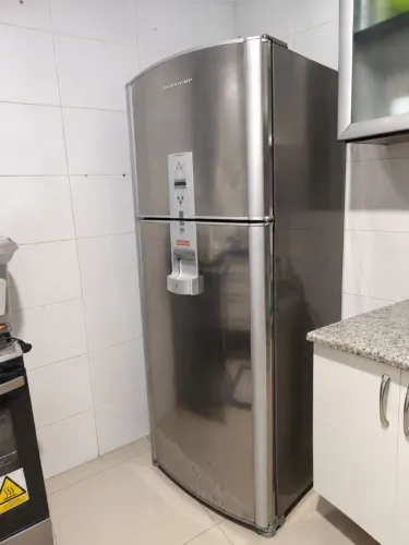 Geladeira Brastemp Inox com despender de latinhas