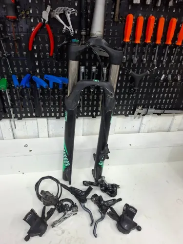 [Vendo] MTB Suspensão RockShox Solo Air, câmbios e freio Shimano 10v