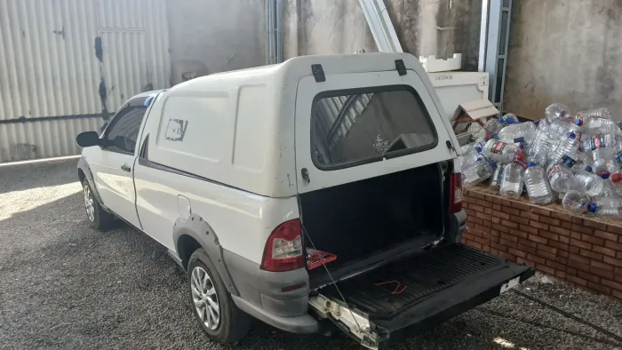 Vendo capota de fibra. Para strada ate 2013