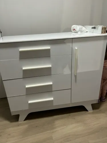 CÔMODA BRANCA COM 4 gavetas e porta
