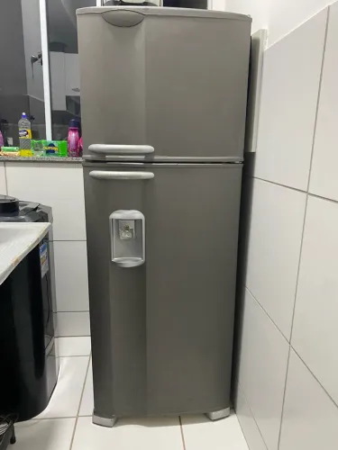 Vendo geladeira Electrolux faltando repor gás / motor estar ok