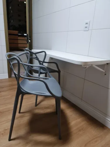 Mesa retrátil com 2 cadeiras