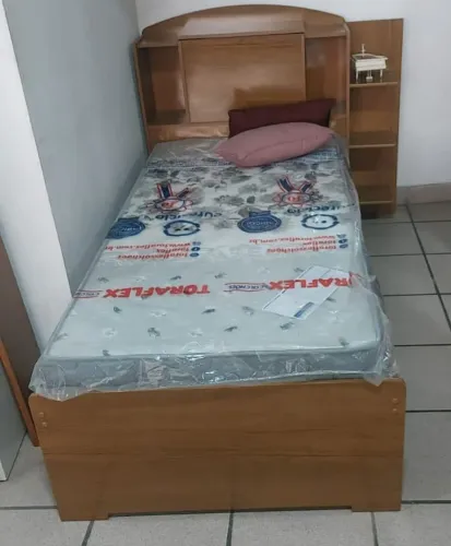 Vendo cama solteiro, mdf ,1 ano de uso ,sem avarias , o colchão não vai.