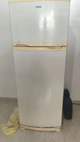 Vendo Geladeira Cônsul duas portas Valor: 550 chamar no WatsApp *