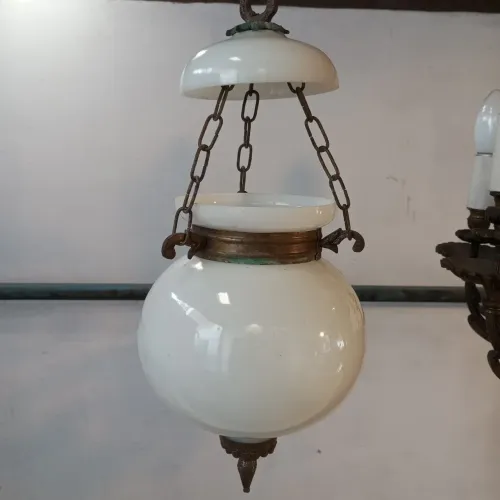 Antigo Lustre Pendente em Bronze/Opalina Branca