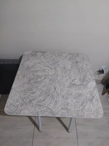 Mesa - dobrável - com 1 banquinho