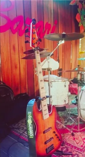 Baixo Waldman GJJF455A Jazz Bass (seminovo)