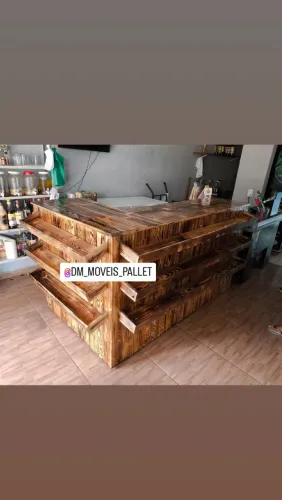 Balcão caixa com expositores de pallet rústico 