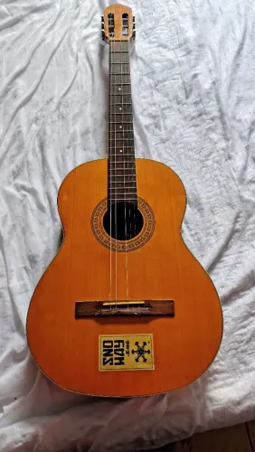 Violão Gianini usado como detalhes para arrumar