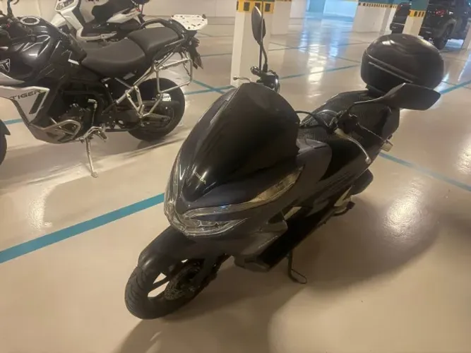 Honda PCX 2020 com bauleto 100% revisada - Excelente estado
