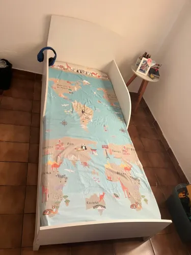 Vendo Cama de solteiro com colchão