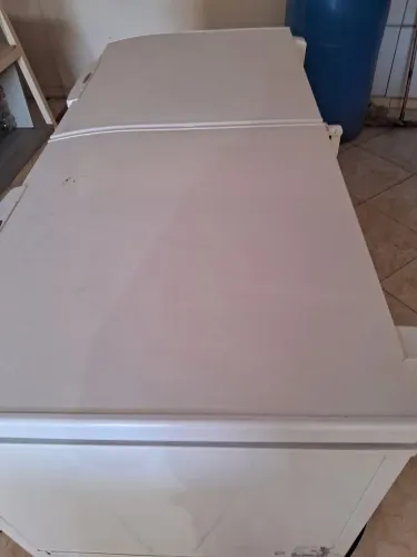 Vende_ se um frizer