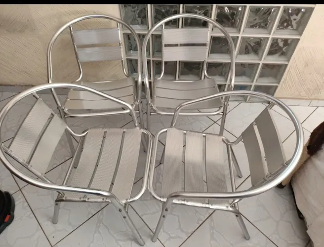 Conjunto de quatro cadeiras de alumínio 