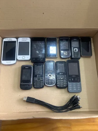 Lote 12 celulares ligando - Nokia, Samsung, Motorola, Lenoxx + cabo universal