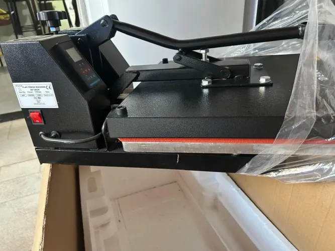 Máquina de estampa em roupas e canecas