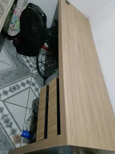 Escrivaninha de M D F com corrediças metálicas 