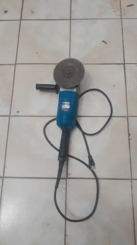 Lixadeira Angular Makita, 2200 watts, 127 volts.
