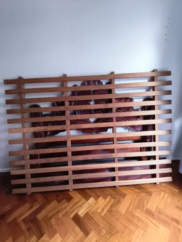 Cama de madeira nobre